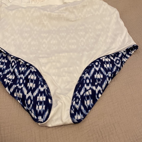 Old Navy blue and white one pieces swimwear. Size XXL - Picture 11 of 11